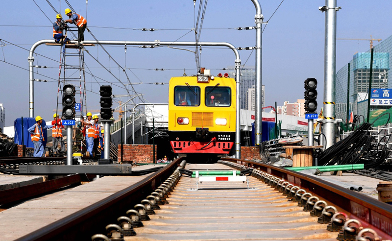 9月24日，在鄭州軌道交通5號線施工現場，中鐵電氣化局的工作人員堅守施工一線，在工作中度過中秋佳節。圖為中鐵電氣化局的工作人員在鄭州軌道交通5號線五龍口停車場進行作業。（新華社記者 李安 攝）