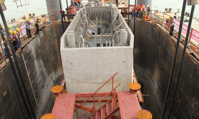 圖為2013年6月3日，港珠澳大橋首個承臺墩身整體順利安裝到位。新華社發（港珠澳大橋局提供）