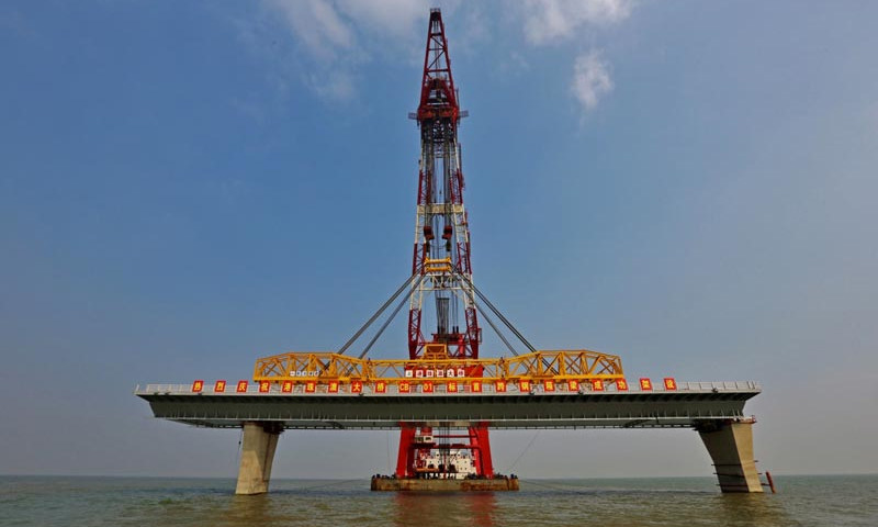 圖為2014年1月19日，港珠澳大橋首跨鋼箱梁成功完成在深海區的架設。新華社發（王超英 攝）