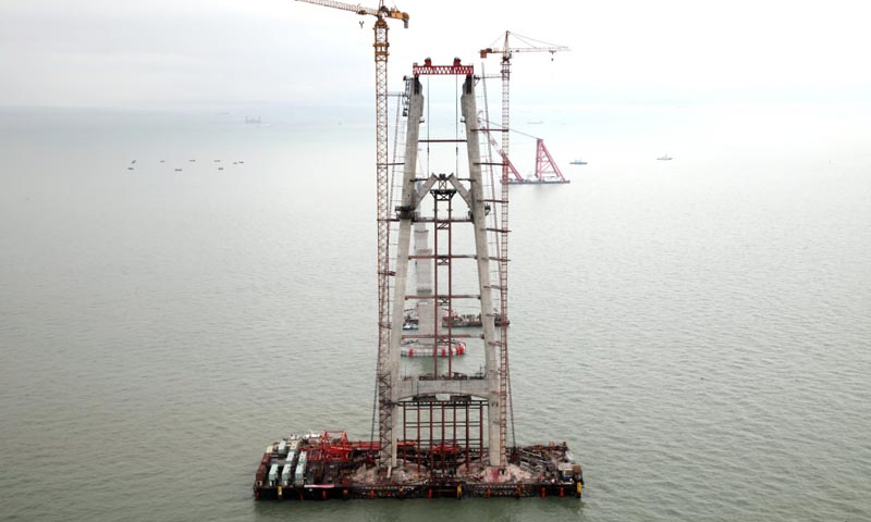 圖為2015年2月23日，青州航道橋56號墩索塔“中國結”結形撐首個節段（J3節段）吊裝成功。新華社發（港珠澳大橋局提供）