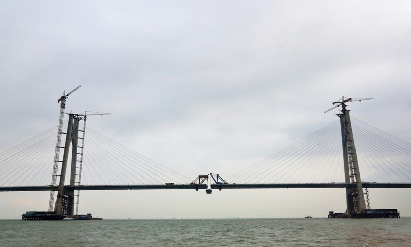 圖為2016年4月11日，港珠澳大橋青州航道橋合龍。新華社發（王超英 攝）