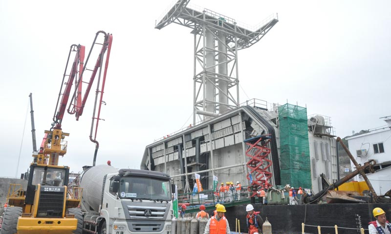 圖為2017年3月26日，港珠澳大橋沉管隧道最終接頭鋼殼混凝土澆筑完成。新華社發（港珠澳大橋局提供）