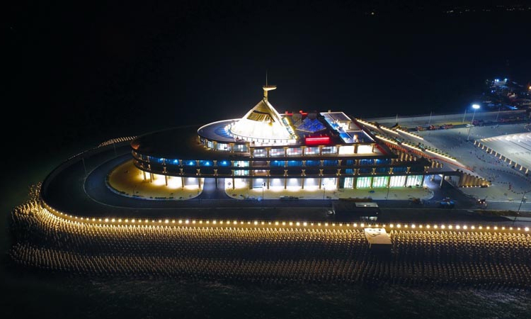 圖為2017年12月30日夜晚拍攝的港珠澳大橋東人工島。12月31日，港珠澳大橋主體工程全線亮燈，基本具備通車條件。（新華社記者 梁旭 攝）