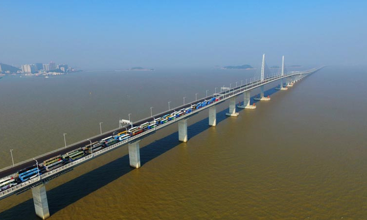 圖為2017年12月31日，88輛大巴車和工程車開過港珠澳大橋，港珠澳大橋基本具備通車條件。（新華社記者 梁旭 攝）