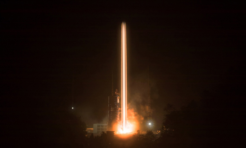 這兩顆衛星屬于中圓地球軌道衛星，是我國北斗三號系統第十八、十九顆組網衛星。圖為11月19日，第四十二、四十三顆北斗導航衛星發射瞬間。（新華社記者 琚振華 攝）