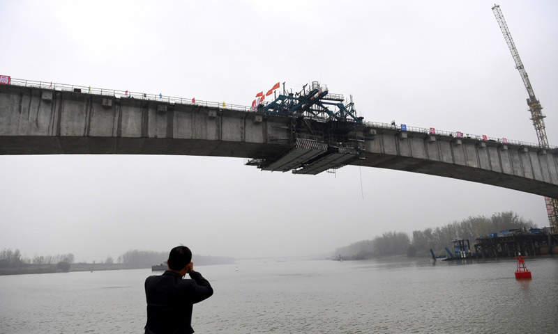 商合杭鐵路跨淮河特大橋全長約17千米，其中主橋長452米，主跨228米，采用Ⅲ型板式無砟軌道技術。圖為合龍后的商合杭鐵路跨淮河特大橋。（新華社記者 劉軍喜 攝）