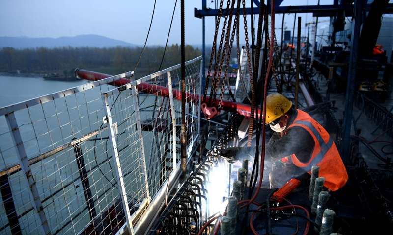 圖為11月17日，施工人員在商合杭鐵路跨淮河特大橋合龍現場作業。（新華社記者 劉軍喜 攝）