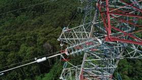 說明: 說明: \\10.124.200.62\0703增城站\ZC-04增城巡維站各類報表\3--輸電線路跳閘報表\輸電線路跳閘報表\輸電線路跳閘報表2018\2019-08-07-110kV廟朱線#46B相、110kV寧廟甲線#62（現70號）B、A相（同塔同跳）\寧廟甲線#62A相小號側第一片絕緣子雷擊放電.JPG