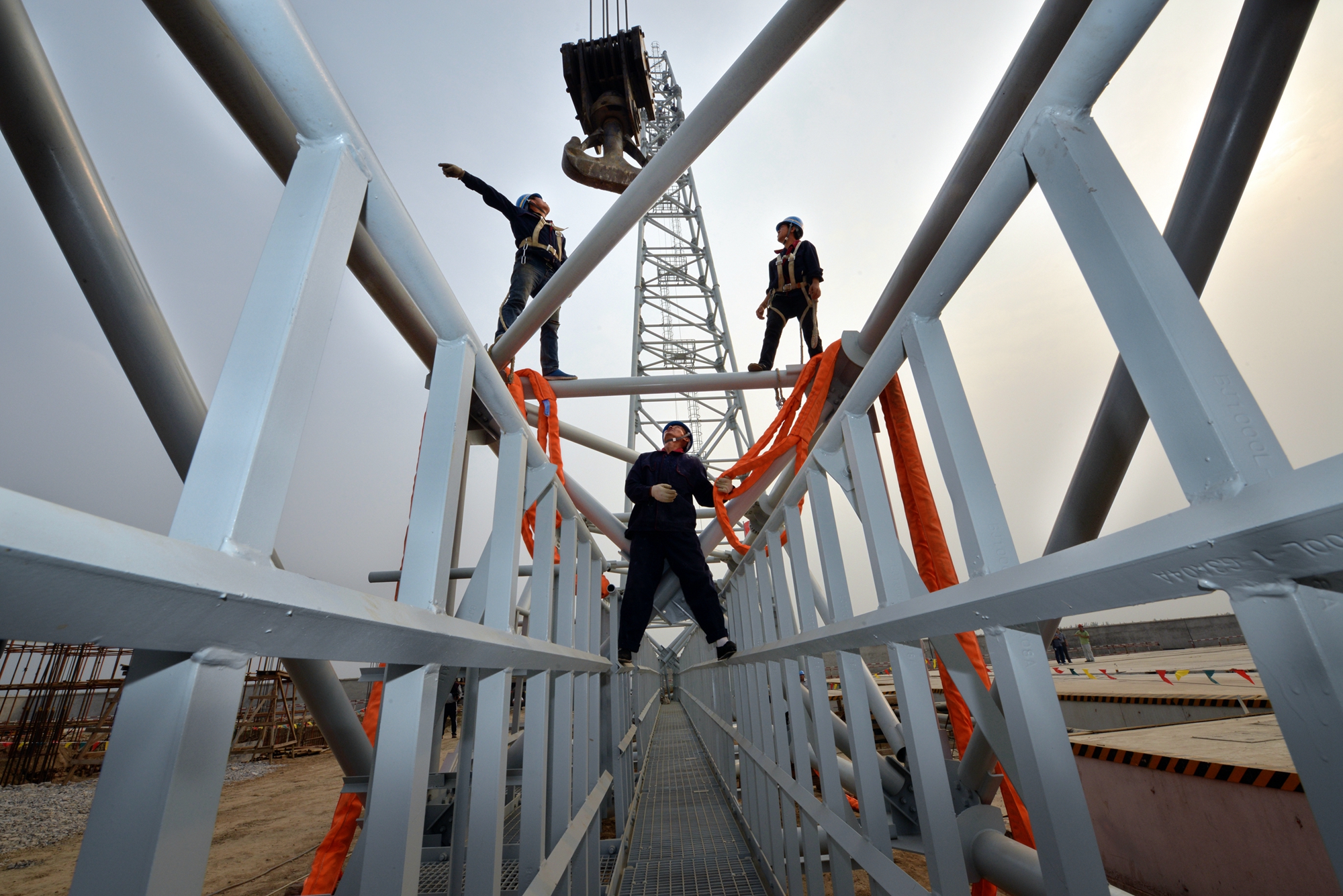 說明: 說明: C:\Users\Administrator\Desktop\新建文件夾\鄒明攝影-2015年9月22日,北京東1000千伏特高壓變電站1000千伏構架第一榀橫梁起吊。.jpg