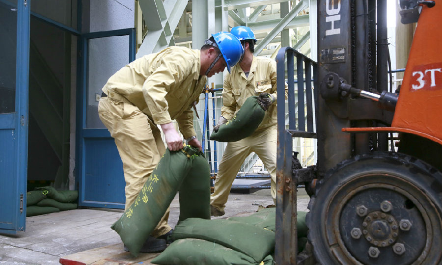 8月3日16時30分，國華電力寧海電廠根據氣象臺臺風警報，發布臺風黃色預警，啟動防臺防汛Ⅲ級應急響應，全面檢查預案落實執行情況，該廠全體領導班子帶班值班，所有在廠人員24小時值守，枕戈待旦抵御臺風“黑格比”。圖為該廠搬運沙袋封堵廠房門口。
