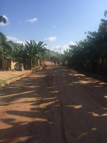 中國地質為庫馬西市Ntensere村居民修建土路（翻修前）