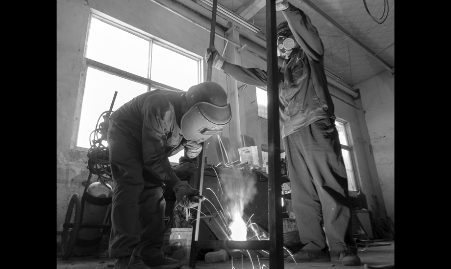 焊花飛濺、焊光閃閃，焊工們通過融化的焊條，在各種鋼結構材料上實現著自己的人生理想、憧憬著自己的美好未來。（作者：崔棟）