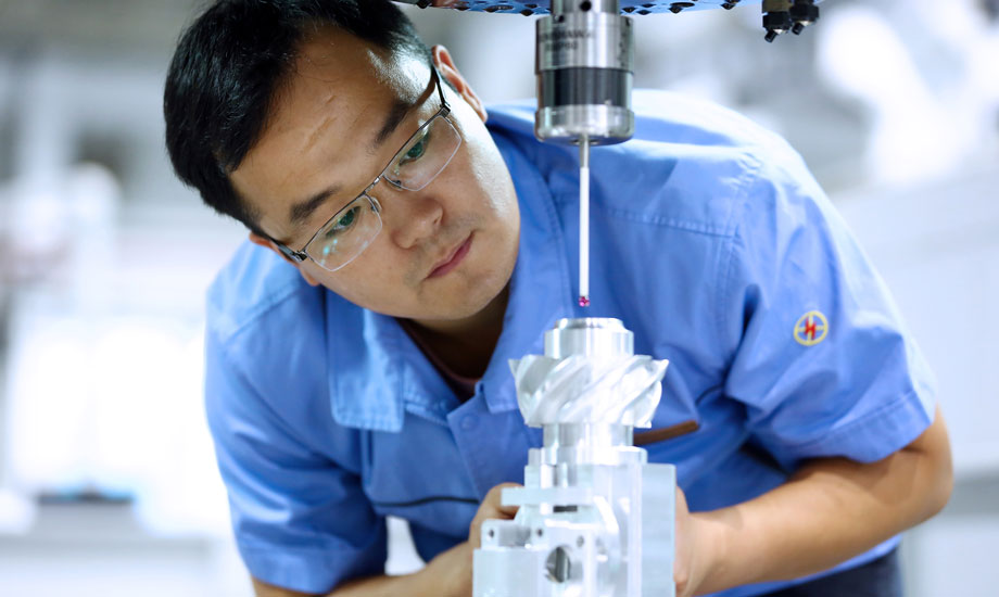 高精度測頭，不僅能設定加工基準，還具有在線測量功能，孫長勝在實時測量工件的加工精度。（作者：封曉東）