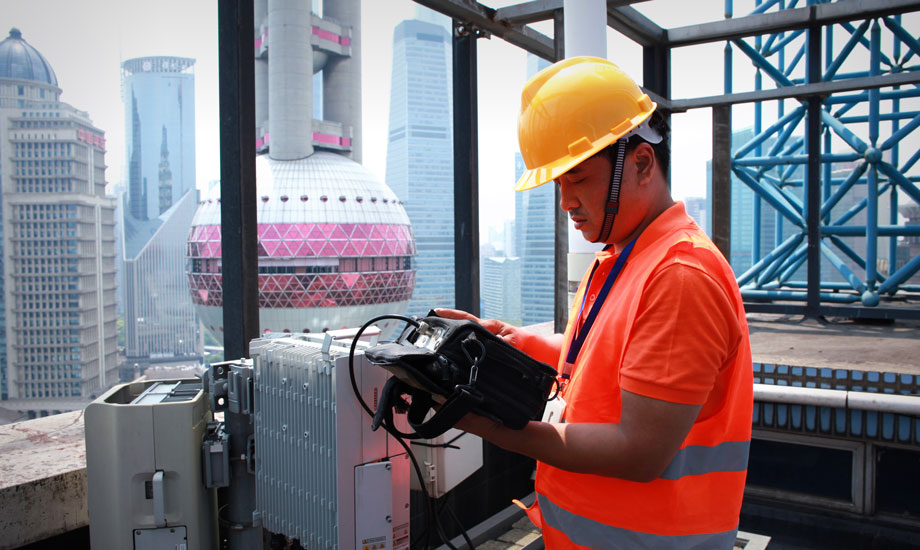 面對烈日“烤”驗，上海聯通一線工作人員堅守崗位戰高溫，奮斗在一線搶修現場。（作者：許諾 王心志）