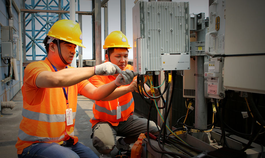 面對烈日“烤”驗，上海聯通一線工作人員堅守崗位戰高溫，奮斗在一線搶修現場。（作者：許諾 王心志）