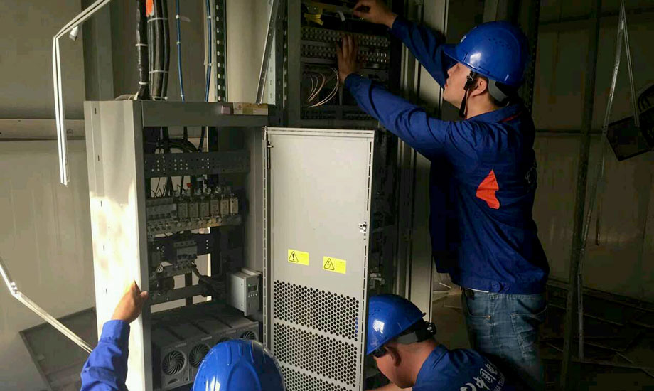 8月12日夜間，天津濱海新區瑞海國際物流公司危險品倉庫集裝箱堆場起火爆炸。中國電信天津分公司第一時間啟動突發公共安全事件通信保障預案，派駐維護人員到受災區域開展通信搶險保障，全力進行發電搶修。（作者：龔哲）