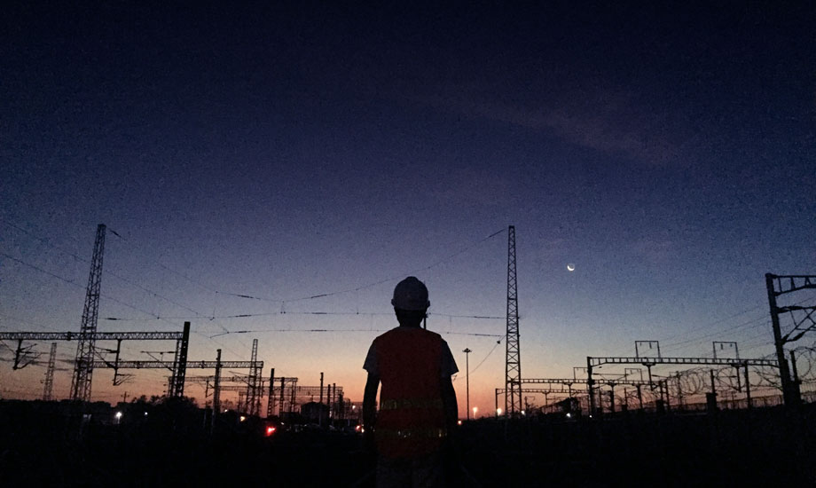 黎明的曙光只展現在奮斗者的面前，伴著清晨第一縷陽光衢州站接觸網天窗點施工完畢。（作者：張展輝）