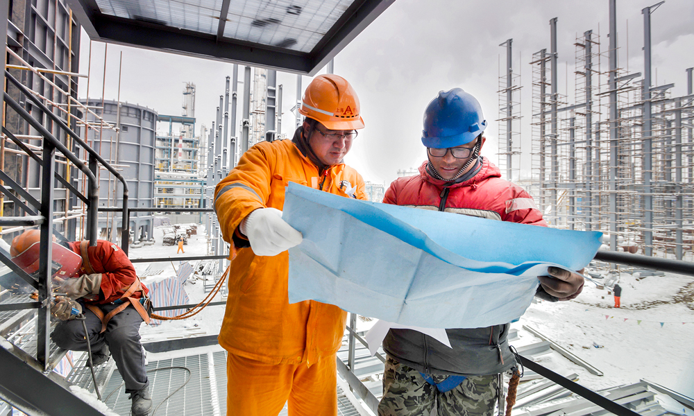 2017年3月，正和石化油品質量升級項目建設如火如荼，每一個角落都散落著緊鑼密鼓施工的人員，在鋼與鐵的戰場，他們構成了最和諧的畫面。（作者：胡海玲）