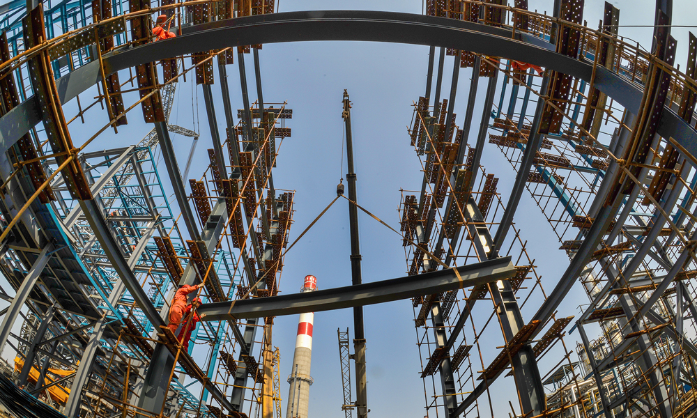 2017年3月，正和石化油品質量升級項目建設如火如荼，每一個角落都散落著緊鑼密鼓施工的人員，在鋼與鐵的戰場，他們構成了最和諧的畫面。（作者：胡海玲）