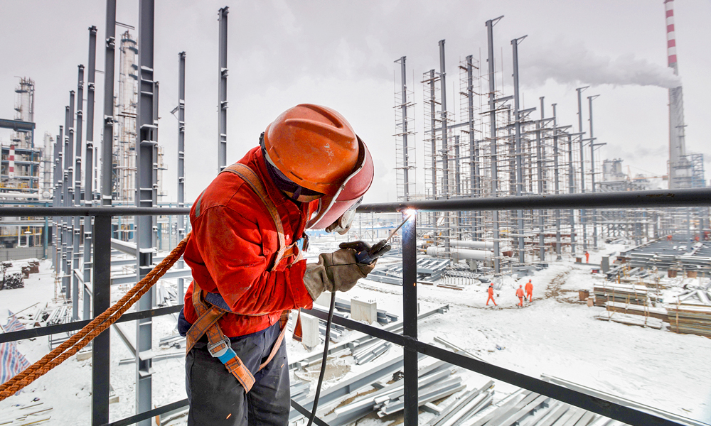 2017年3月，正和石化油品質量升級項目建設如火如荼，每一個角落都散落著緊鑼密鼓施工的人員，在鋼與鐵的戰場，他們構成了最和諧的畫面。（作者：胡海玲）