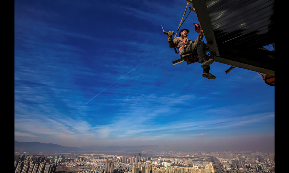 期間有無數的工人朋友為這個城市奉獻著自己青春，努力實現著他們的夢想，他們是新時代一群有夢想的善建者。（作者：鮑禹）