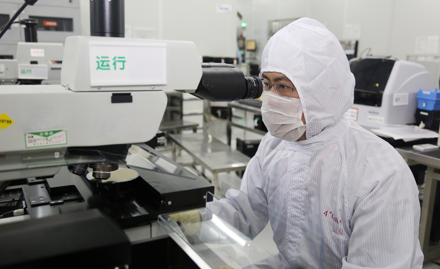 “核心芯片自主可控，才不會受制于人。”博士畢業后加入55所以來，林博從一名普通設計員到主任設計師，主導開發了絕大部分GaAs成套工藝，產品覆蓋多個門類，其中付出了無比的艱辛。（作者：秦威）