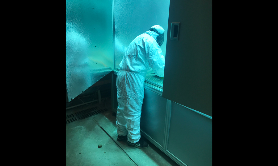 胡曉楊重新擺放好輻照產品，準備關閉箱門。（作者：丁佐鑫）