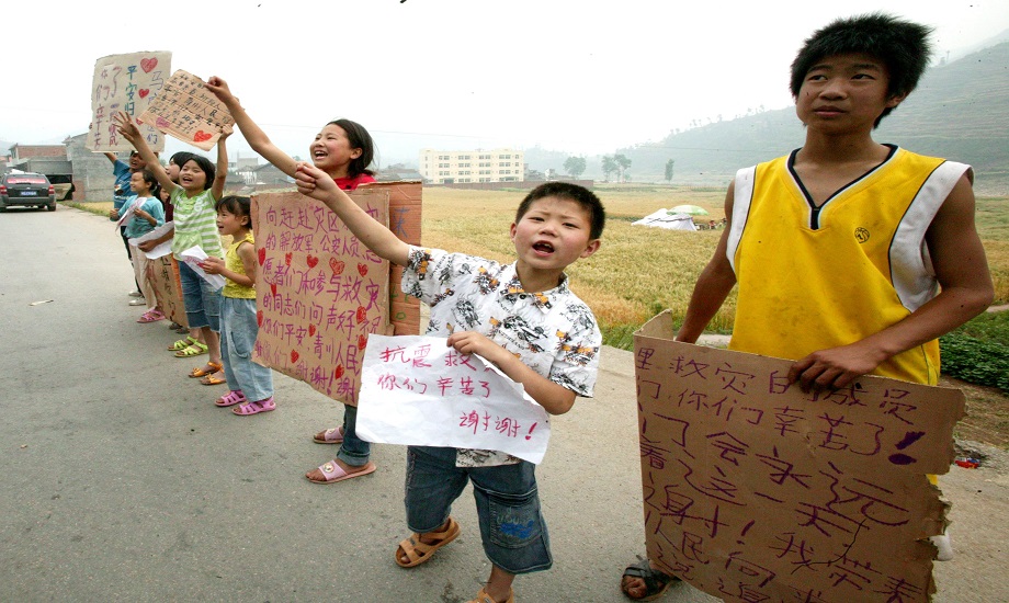 沿途，純樸的災區兒童用自己的方式感謝前來救援的央企員工。被大愛滋潤過的心靈，一定更懂得感恩與珍惜。