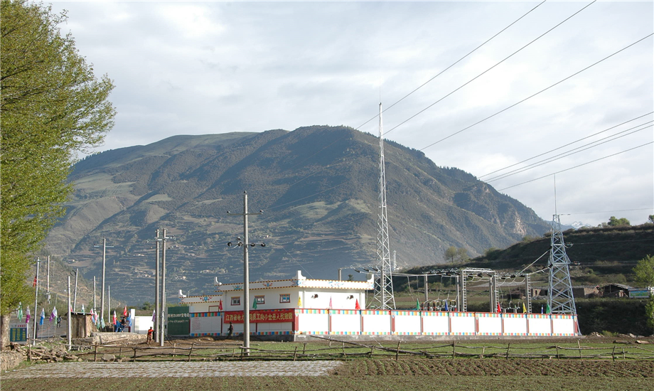 在國家電網公司對口援建的6個四川地震災區中，小金縣地形最為復雜、電網施工難度最大。但是，小金縣電網最早竣工、率先投入正式運營。