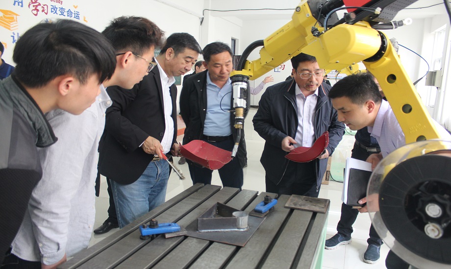 機械總院集團領導前往定點幫扶的河南新縣信陽涉外職業技術學院進行調研。該集團派出駐村書記扎實解決基礎民生、修路架橋、帶領村民發展“體育+旅游”產業模式等，助力貧困山區脫貧。