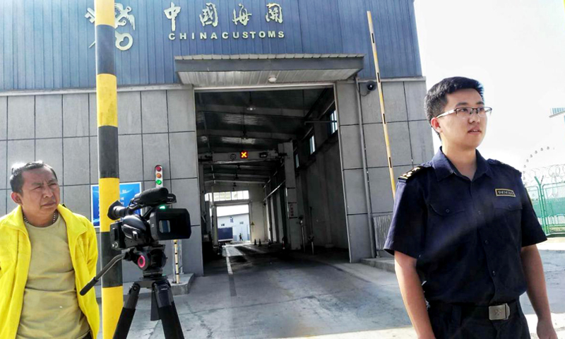 霍爾果斯海關人員接受采訪時表示，與人工檢查相比，同方威視車載式設備使通關速度有了明顯提升，大幅提高了工作效率，對于提高口岸過貨能力，打擊走私，促進外貿經濟健康發展發揮了重要作用。（國資委免费菠萝视频app下载 雷玉川攝）